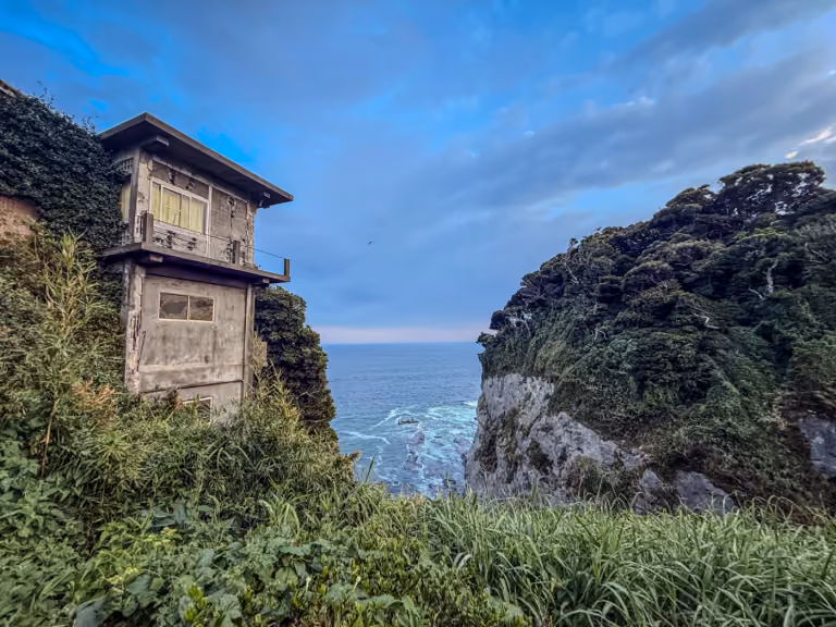 镰仓海边的悬崖旧木屋，远处是海面与山影